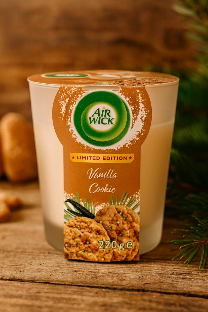 Air Wick Vanilla Cookie, vonná svíčka ve skle 220 g – Vanilkové cukroví, limitovaná edice